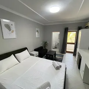 hotel-villa-ferrari.albaniahotels.org/